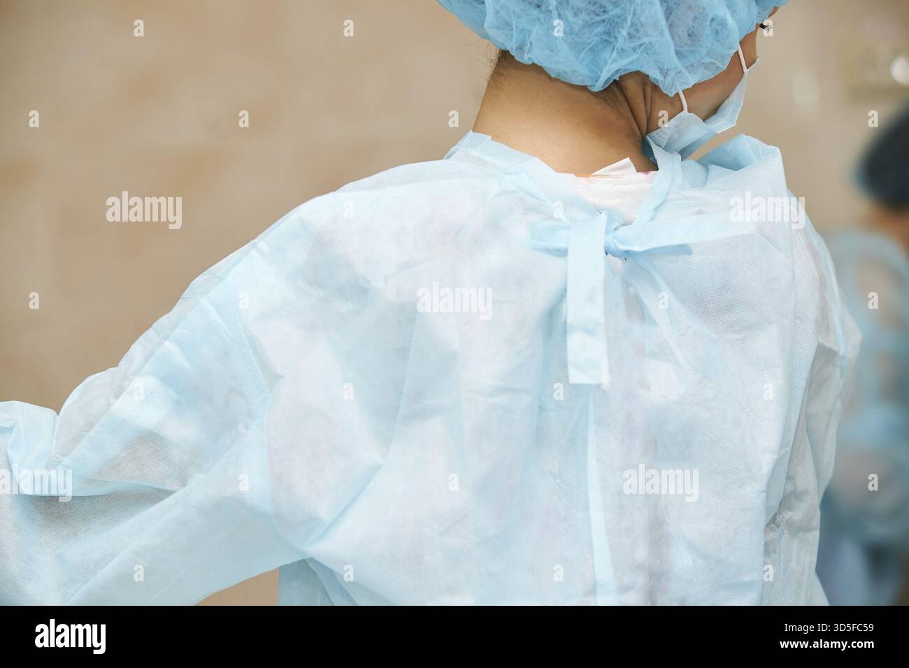 Funzionamento al microscopio laser oftalmologico. Ambulatorio medico in clinica. Trattamento oculare del paziente. Miopia e rimozione della cataratta. Visione medica prp lasik Foto Stock