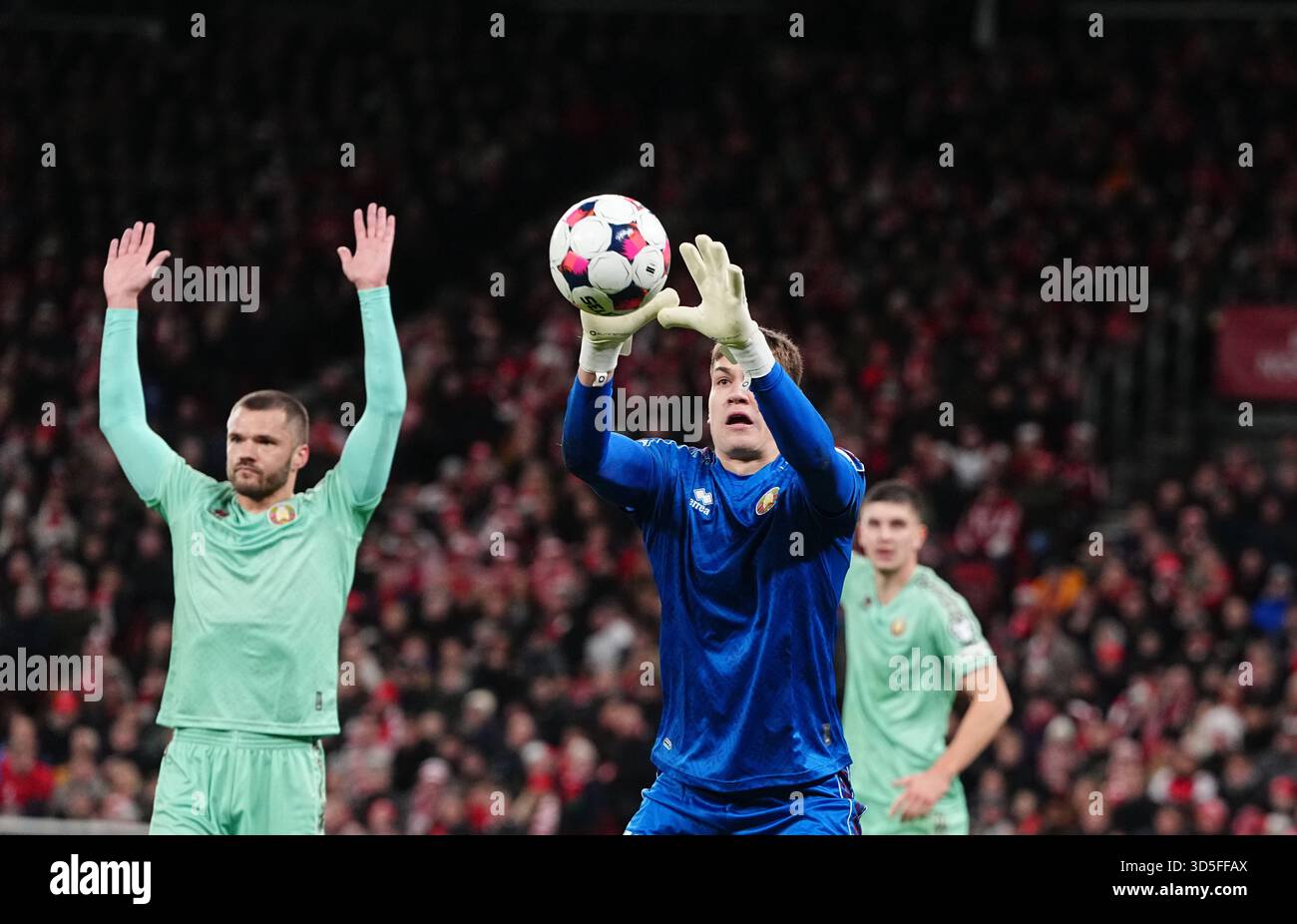 Parken, Copenaghen, Danimarca. 15 novembre 2025. Fedor Lapoukhov della Bielorussia controlla la palla durante una partita di qualificazione ai Mondiali, Danimarca contro Bielorussia, a Parken, Copenaghen, Danimarca. Kim Price/CSM/Alamy Live News Foto Stock