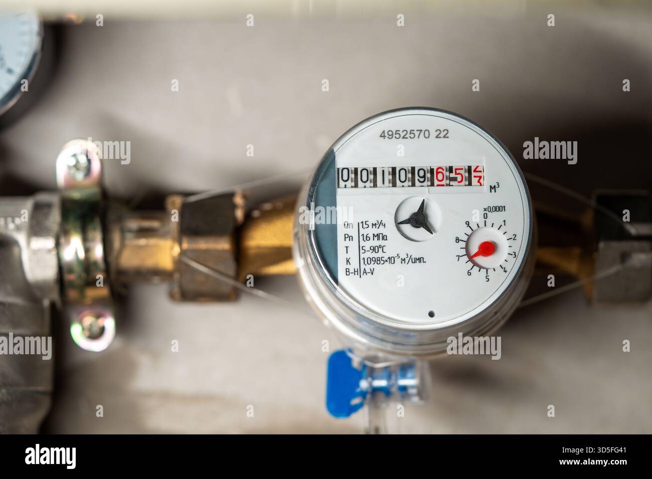 Il misuratore dell'acqua misura il volume dell'acqua domestico o aziendale, il display supporta il monitoraggio dei consumi Foto Stock