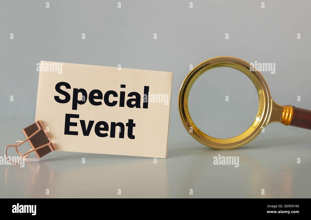 Evento speciale per parola chiave - testo del concetto aziendale su notebook e penna bianchi, fiori verdi Foto Stock