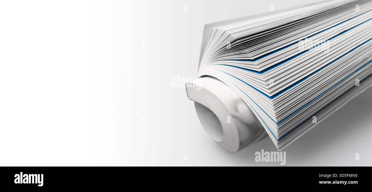 Rivista arrotolata su sfondo bianco con spazio vuoto sulla sinistra per le iscrizioni Foto Stock