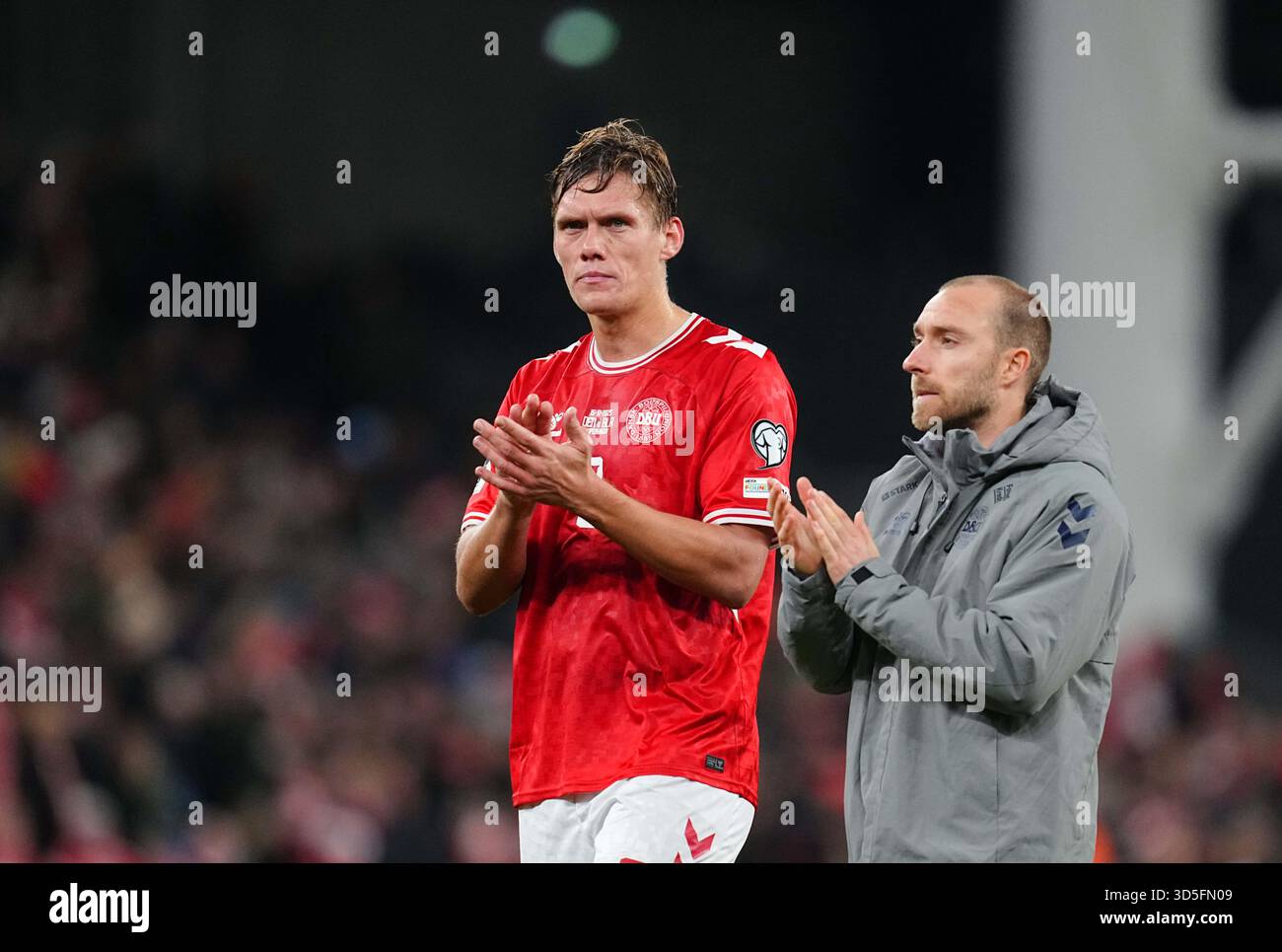 Parken, Copenaghen, Danimarca. 15 novembre 2025. Jannik Vestergaard di Danimarca e Christian Eriksen di Danimarca gestiscono durante una partita di qualificazione ai Mondiali, Danimarca contro Bielorussia, a Parken, Copenaghen, Danimarca. Kim Price/CSM (immagine di credito: © Kim Price/Cal Sport Media). Crediti: csm/Alamy Live News Foto Stock