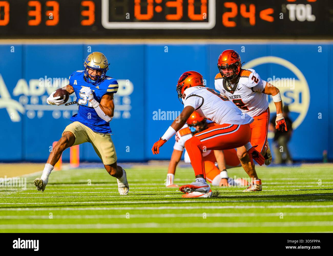 15 novembre 2025: Il running back di Tulsa Golden Hurricane Dominic Richardson (21) con un primo down nella seconda metà della partita di football NCAA tra Oregon State e l'Università di Tulsa all'H.A. Chapman Stadium di Tulsa, OK. Ron Lane/CSM Foto Stock