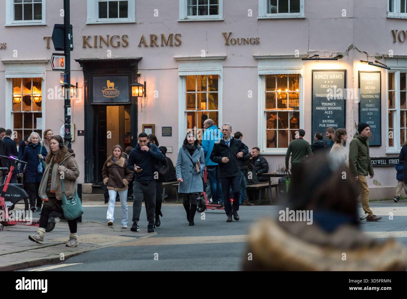 Vista sulla strada esterna del pub Kings Arms di Oxford, Regno Unito Foto Stock