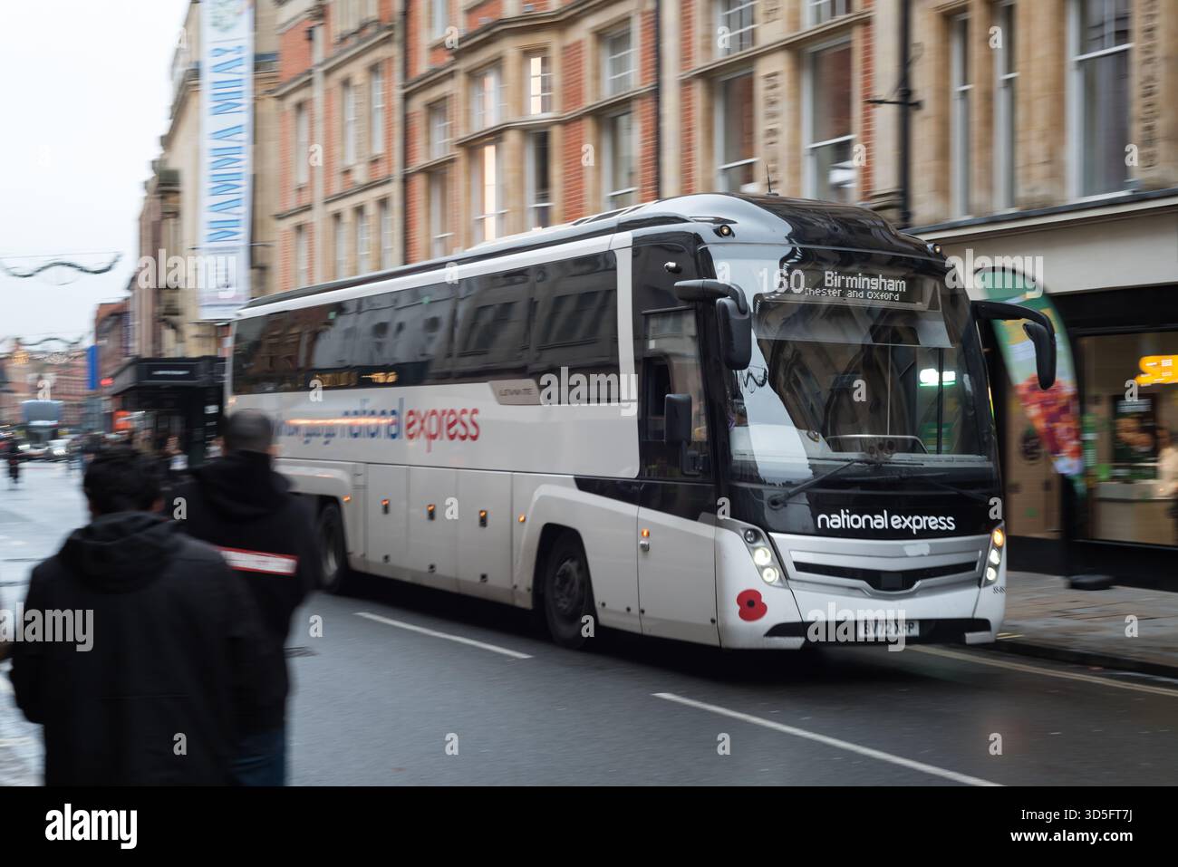 Autobus National Express n. 160 in auto attraverso il centro di Oxford, Regno Unito Foto Stock