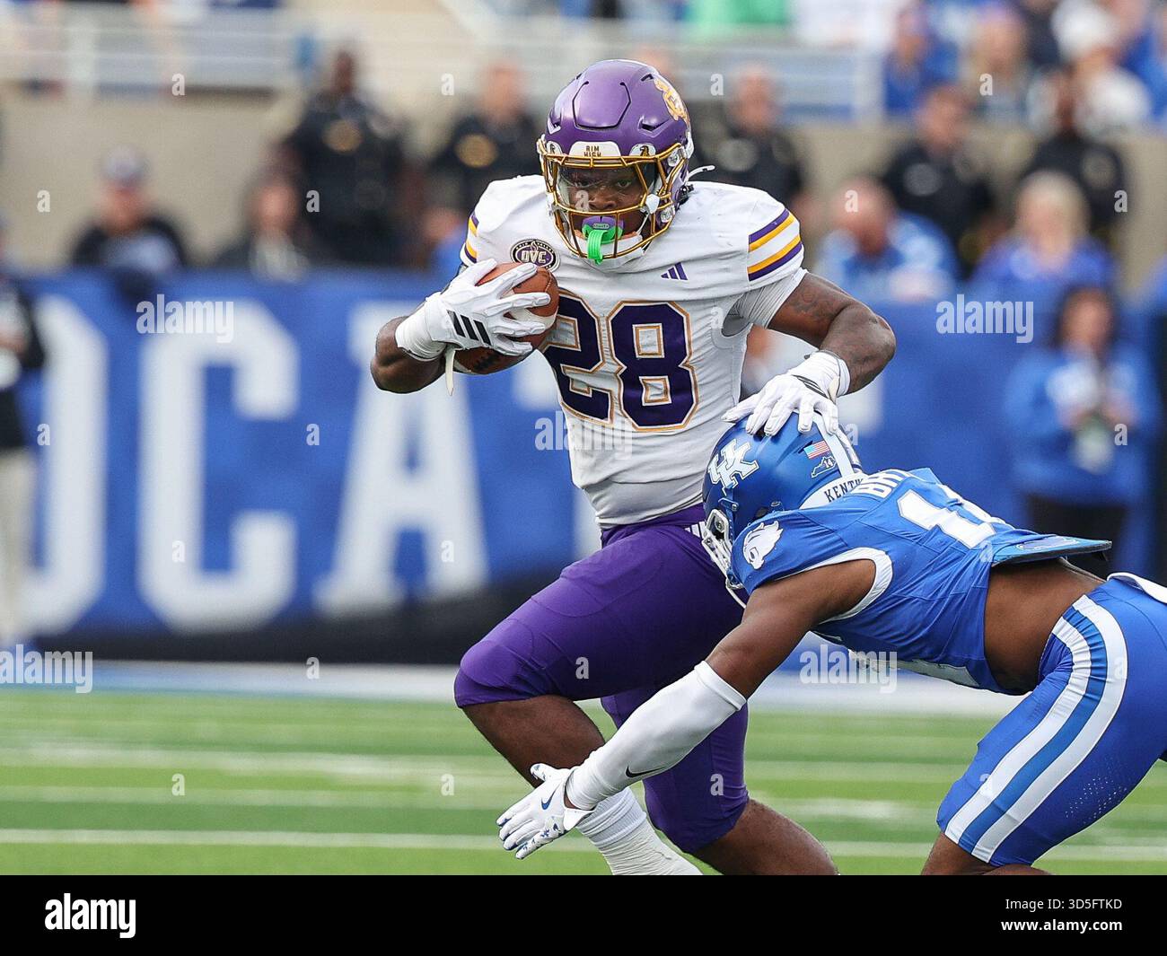 Lexington, Kentucky, Stati Uniti. 15 novembre 2025. Quintell Quinn (28) di Tennsee Tech rompe un tentativo di tackle durante la partita di football NCAA tra i Kentucky Wildcats e i Tennessee Tech Golden Eagles al Kroger Field di Lexington, Kentucky. Kyle Okita/CSM/Alamy Live News Foto Stock