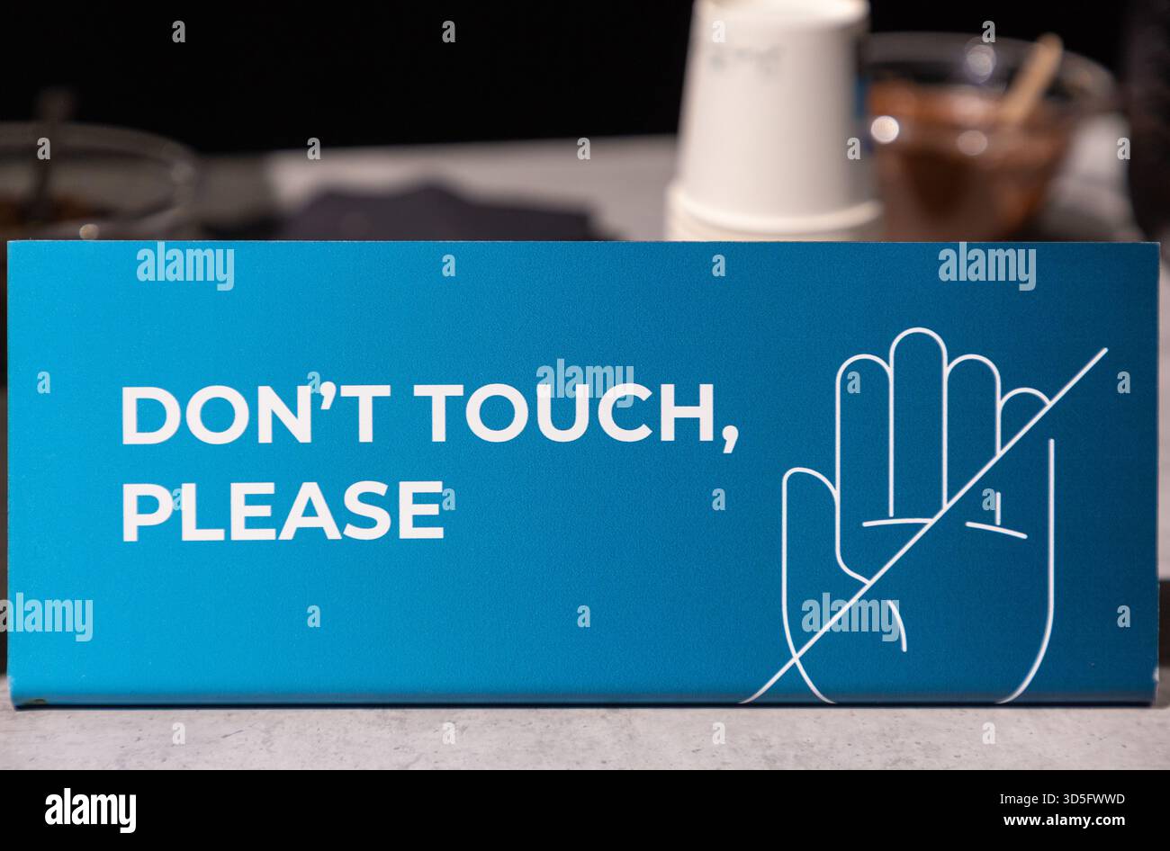 . Sign presenta una grafica a mano e un testo chiaro, che trasmette un messaggio senza contatto in un design moderno, adatto a vari ambienti Foto Stock