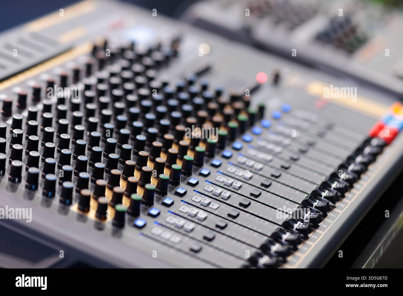 Primo piano della scrivania di missaggio audio dal vivo. Messa a fuoco selettiva. Foto Stock