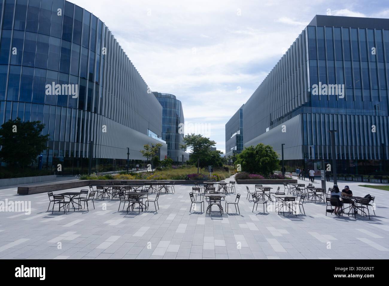 Campus tecnologico del Central Plaza Meta's Reality Labs a Burlingame, San Francisco Bay, California. Landscape by Petersen Studio. Foto Stock