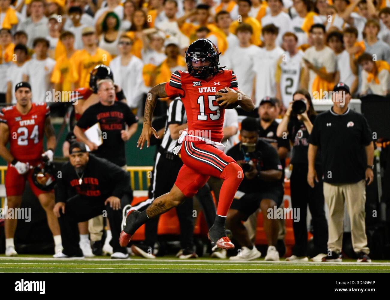 Waco, Texas, Stati Uniti. 15 novembre 2025. Il quarterback degli Utah Utes Byrd Ficklin (15) corse per il touchdown durante il primo tempo della partita di football NCAA tra Utah Utes the e Baylor Bears al McLane Stadium di Waco, Texas. Matthew Lynch/CSM (immagine di credito: © Matthew Lynch/Cal Sport Media). Crediti: csm/Alamy Live News Foto Stock