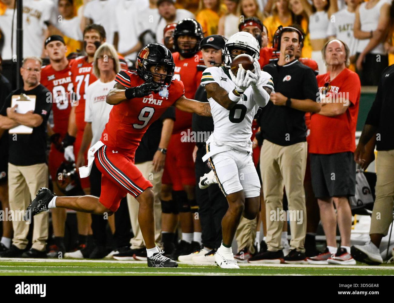 Waco, Texas, Stati Uniti. 15 novembre 2025. Il wide receiver dei Baylor Bears Ashtyn Hawkins (6) ricevette un passaggio contro il cornerback degli Utah Utes Elijah Davis (9) durante il primo tempo della partita di football NCAA tra Utah Utes the e Baylor Bears al McLane Stadium di Waco, Texas. Matthew Lynch/CSM/Alamy Live News Foto Stock