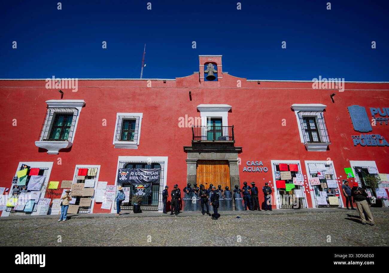 Casa Aguayo, sede del governo di Puebla, assicurata dalla polizia antisommossa durante la marcia nazionale della generazione Z il 15 novembre 2025. Foto Stock