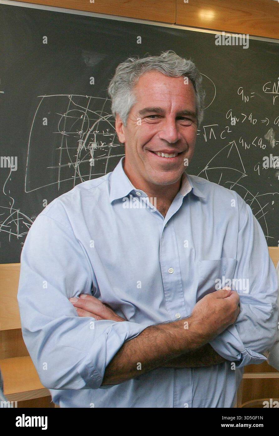 9 settembre 2004 Cambridge, Massachusetts, USA Jeffrey Epstein all'Università di Harvard nel settembre 2004. (Rick Friedman ) Foto Stock