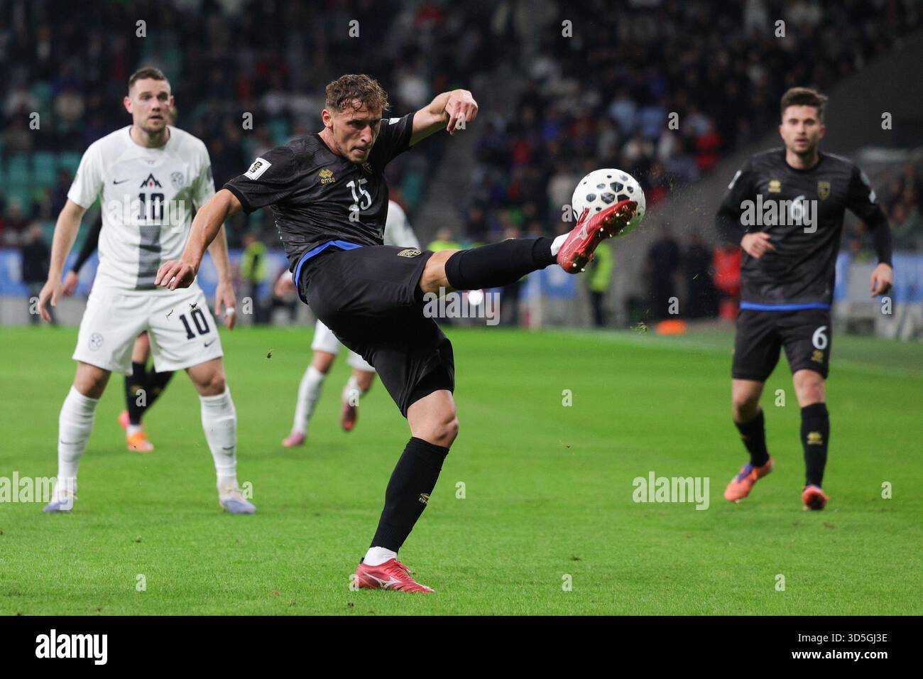 Lubiana, Slovenia. 15 novembre 2025. Mergim Vojvoda (C) del Kosovo partecipa alle qualificazioni europee ai Mondiali FIFA 2026 tra Slovenia e Kosovo a Lubiana, Slovenia, 15 novembre 2025. Crediti: Zeljko Stevanic/Xinhua/Alamy Live News Foto Stock