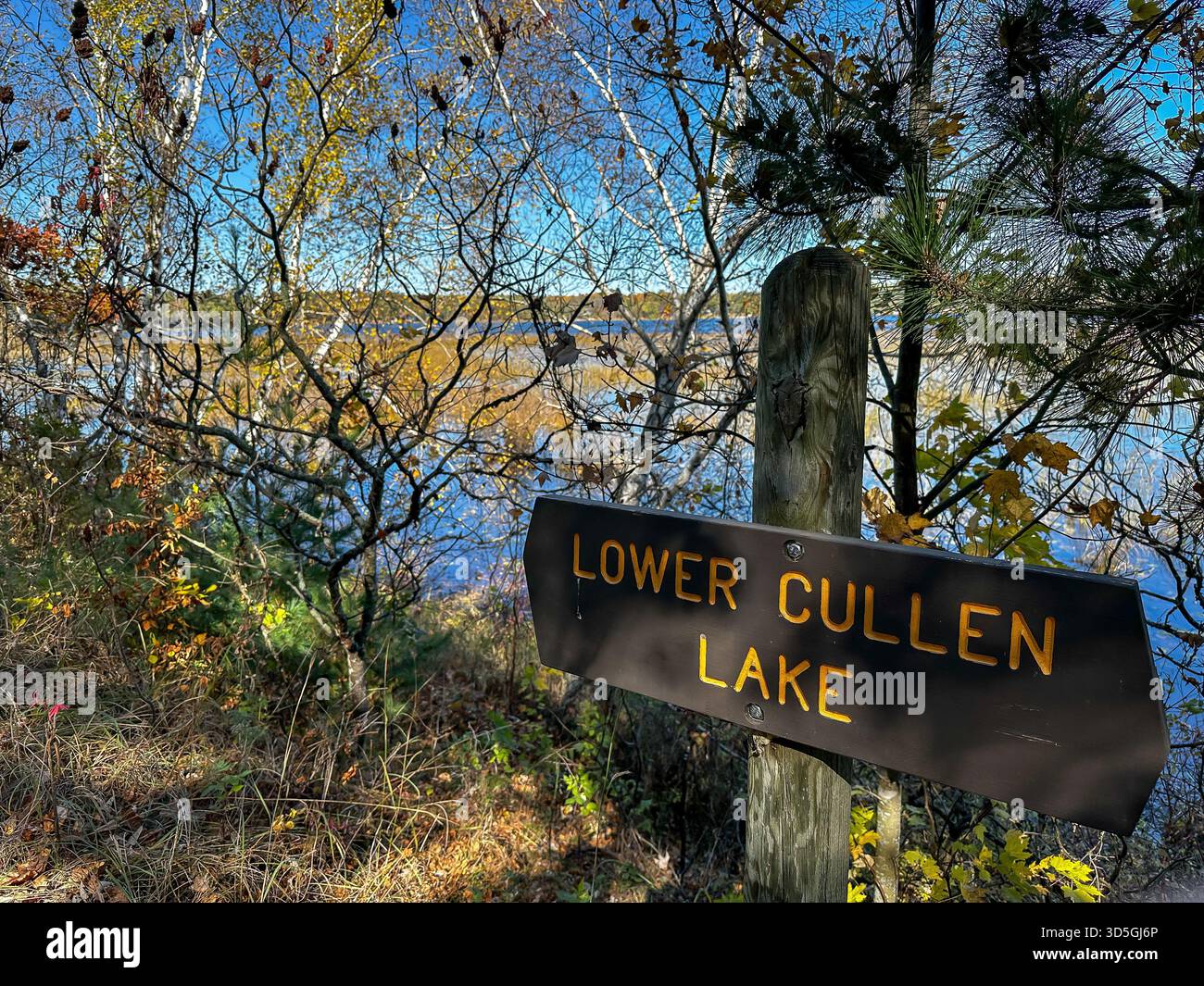 Un cartello in legno che indica il lago Lower Cullen, lungo il Paul Bunyan Trail a Nisswa, una destinazione popolare nella zona dei laghi Brainerd nel centro di Minneso Foto Stock