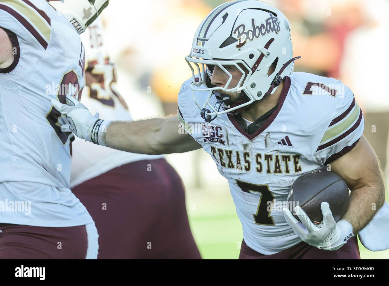 15 novembre 2025: Il running back dei Texas State Bobcats Lincoln Pare (7) segue il suo bloccante durante una partita di football universitario tra le Southern Miss Golden Eagles e i Texas State Bobcats al M. M. Stadium di Hattiesburg, Mississippi. Bobby McDuffie/CSM Foto Stock