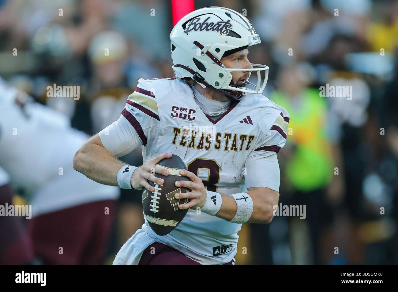 15 novembre 2025: Il quarterback dei Texas State Bobcats Brad Jackson (8) esce dalla tasca cercando di passare durante una partita di football universitario tra i Southern Miss Golden Eagles e i Texas State Bobcats al M. M. M. Stadium di Hattiesburg, Mississippi. Bobby McDuffie/CSM (immagine di credito: © Bobby McDuffie/Cal Sport Media) Foto Stock