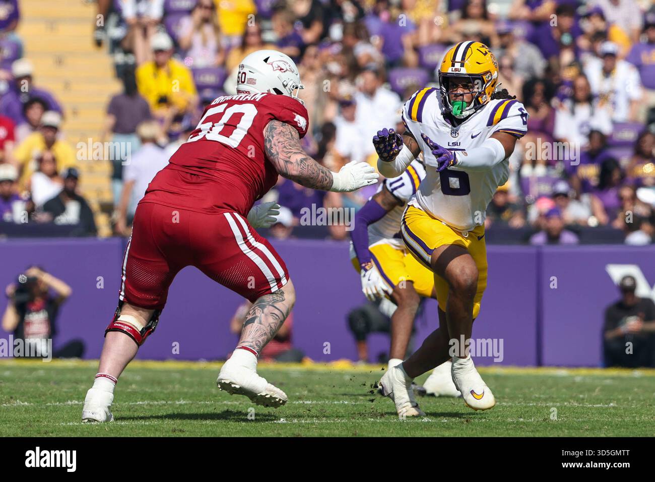 Baton Rouge, LOUISIANA, Stati Uniti. 15 novembre 2025. Patrick Payton (6) della LSU tenta una corsa ai passaggi per aggirare l'offensive lineman dell'Arkansas Kobe Branham (50) durante la partita di football della NCAA tra gli Arkansas Razorbacks e i LSU Tigers al Tiger Stadium di Baton Rouge, LOUISIANA. Jonathan Mailhes/CSM/Alamy Live News Foto Stock