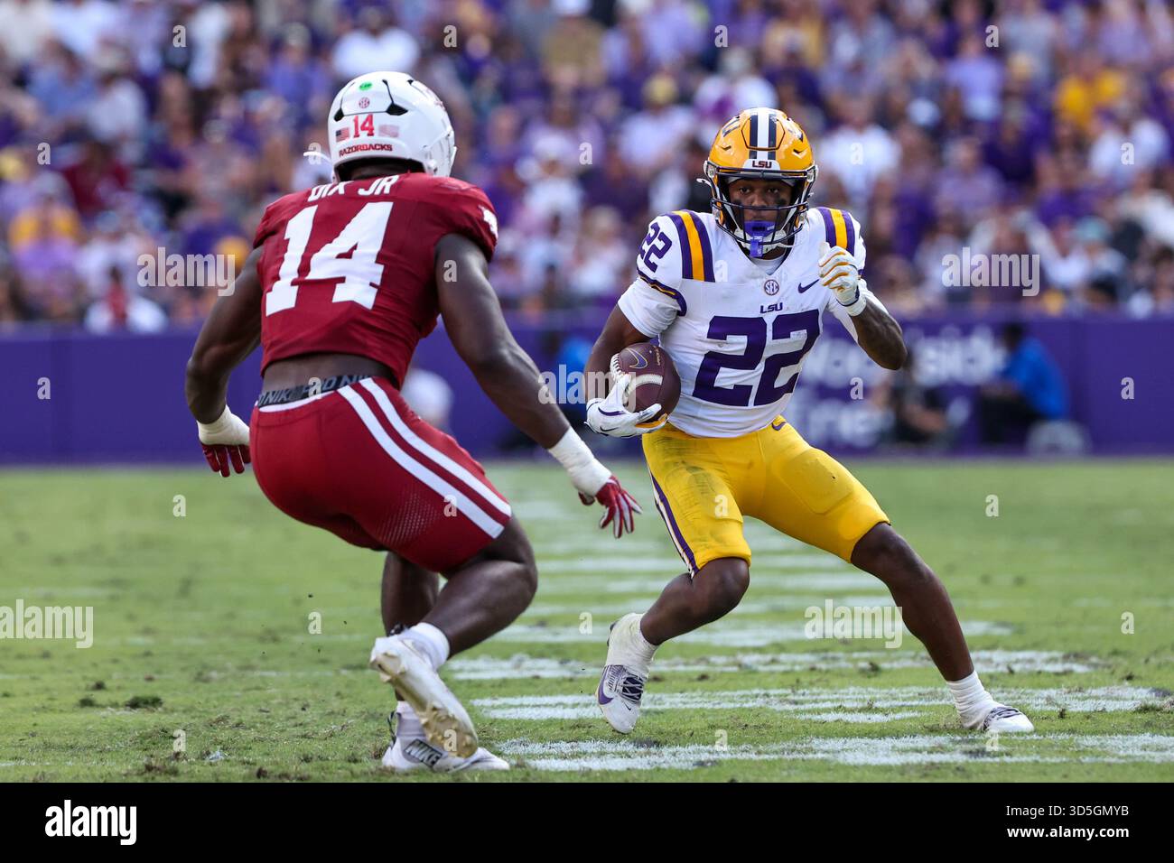 15 novembre 2025: Il running back della LSU Harlem Berry (22) cerca di evitare il tackle da Stephen Dix Jr. (14) dell'Arkansas durante la partita di football della NCAA tra gli Arkansas Razorbacks e i LSU Tigers al Tiger Stadium di Baton Rouge, LOUISIANA. Jonathan Mailhes/CSM (immagine di credito: © Jonathan Mailhes/Cal Sport Media) Foto Stock