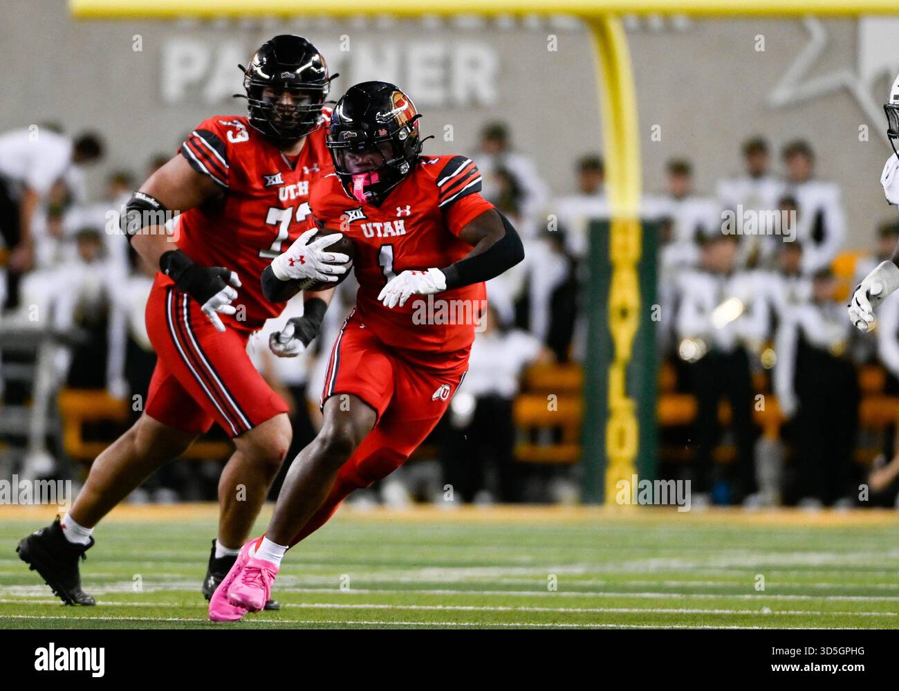 Waco, Texas, Stati Uniti. 15 novembre 2025. Il running back degli Utah Utes Wayshawn Parker (1) corre con la palla durante la seconda metà della partita di football NCAA tra Utah Utes the e Baylor Bears al McLane Stadium di Waco, Texas. Matthew Lynch/CSM (immagine di credito: © Matthew Lynch/Cal Sport Media). Crediti: csm/Alamy Live News Foto Stock