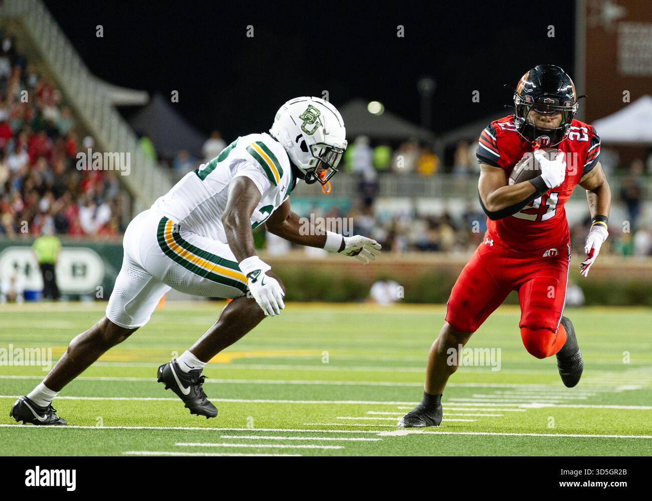 Waco, Texas, Stati Uniti. 15 novembre 2025. La safety DJ Coleman dei Baylor Bears (33) impedisce alla safety degli Utah Utes Nate Tilmon (21) di segnare un touchdown durante la seconda metà della partita di football NCAA tra Utah Utes the e Baylor Bears al McLane Stadium di Waco, Texas. Matthew Lynch/CSM/Alamy Live News Foto Stock