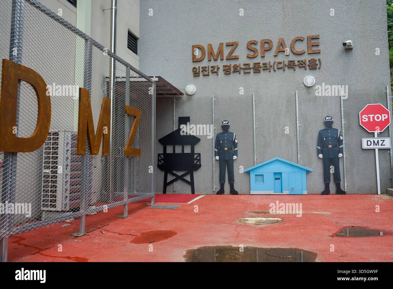 Area fotografica dello spazio DMZ per i turisti presso il centro visitatori della funivia Paju Imjingak Peace Gondola Foto Stock