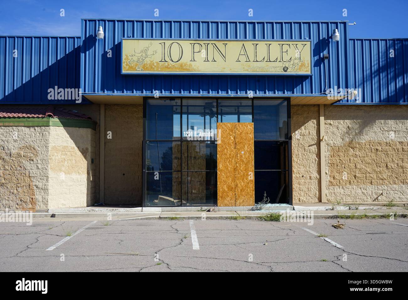 Porte d'ingresso alla 10 pin Alley abbandonata, il luogo del massacro del bowling Las Cruces del 1990, con finestre a bordo Foto Stock