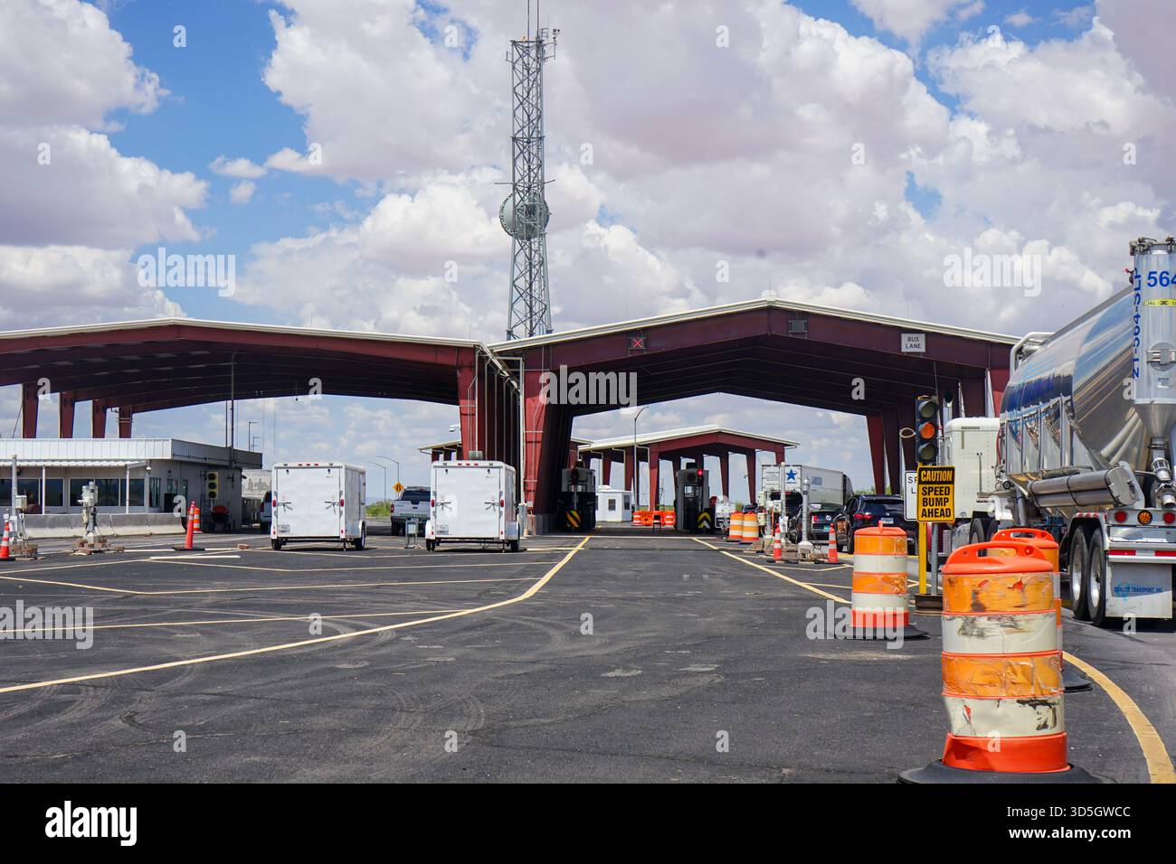 Una linea di auto e camion attende di passare attraverso il checkpoint della pattuglia di frontiera degli Stati Uniti sull'autostrada Interstate 25 in direzione nord da Las Cruces, New Mexico Foto Stock