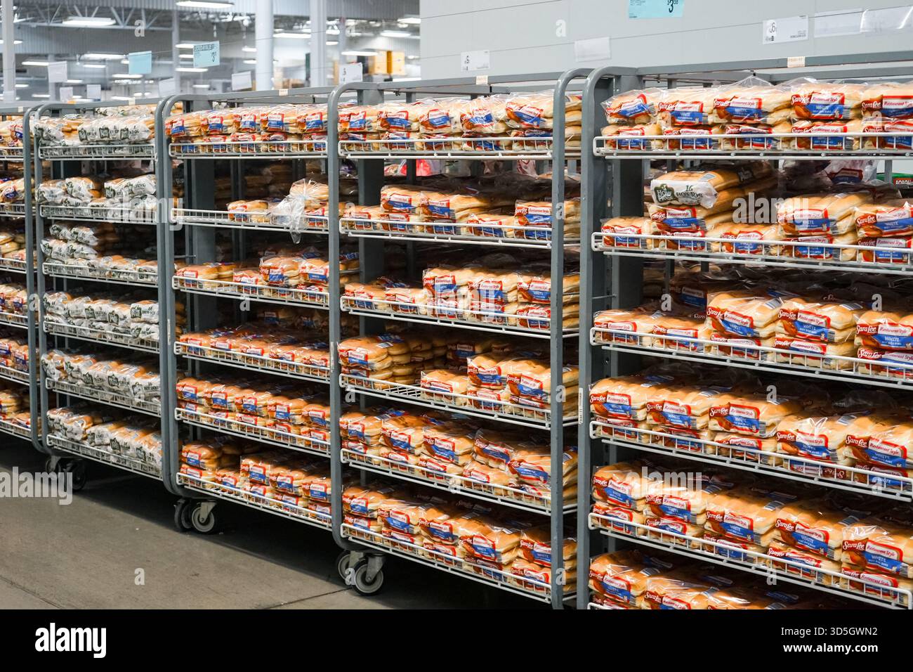 File di scaffali con hot dog e hamburger di marca Sara meno all'interno di un supermercato Sam's Club Foto Stock