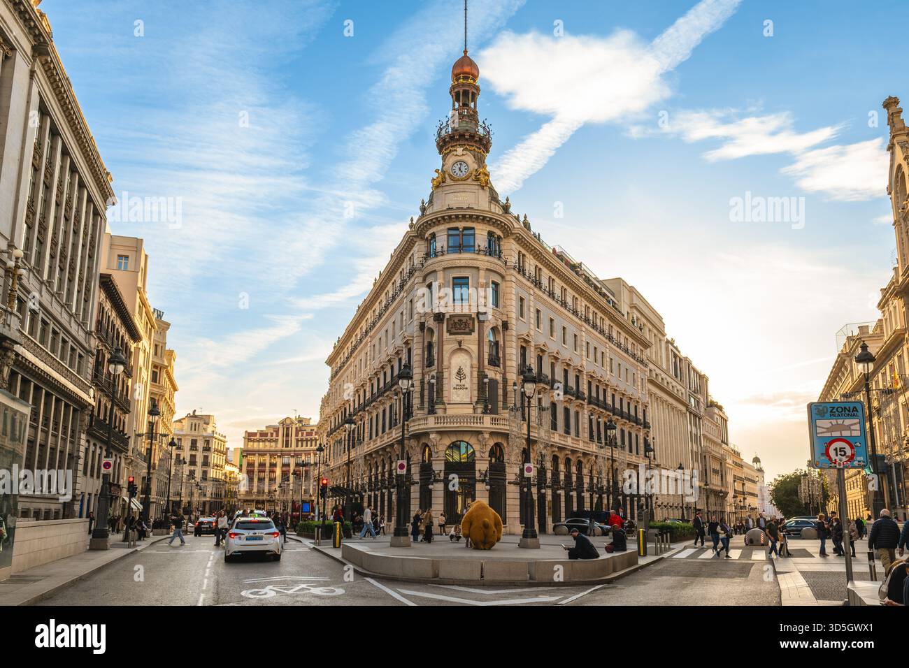 4 novembre 2025: Il Four Seasons Hotel, un hotel di lusso aperto nel settembre 2020 e situato nel centro di Madrid in Spagna. È uno dei più grandi e. Foto Stock