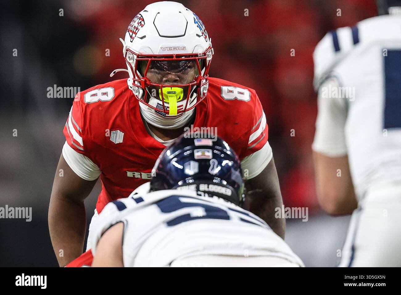Las Vegas, Nevada, Stati Uniti. 15 novembre 2025. Marsel McDuffie (8), linebacker della UNLV Rebels, guarda il quarterback durante la seconda metà della partita di football del college con gli Utah State Aggies e gli UNLV Rebels all'Allegiant Stadium di Las Vegas, Nevada. Christopher Trim/CSM/Alamy Live News Foto Stock