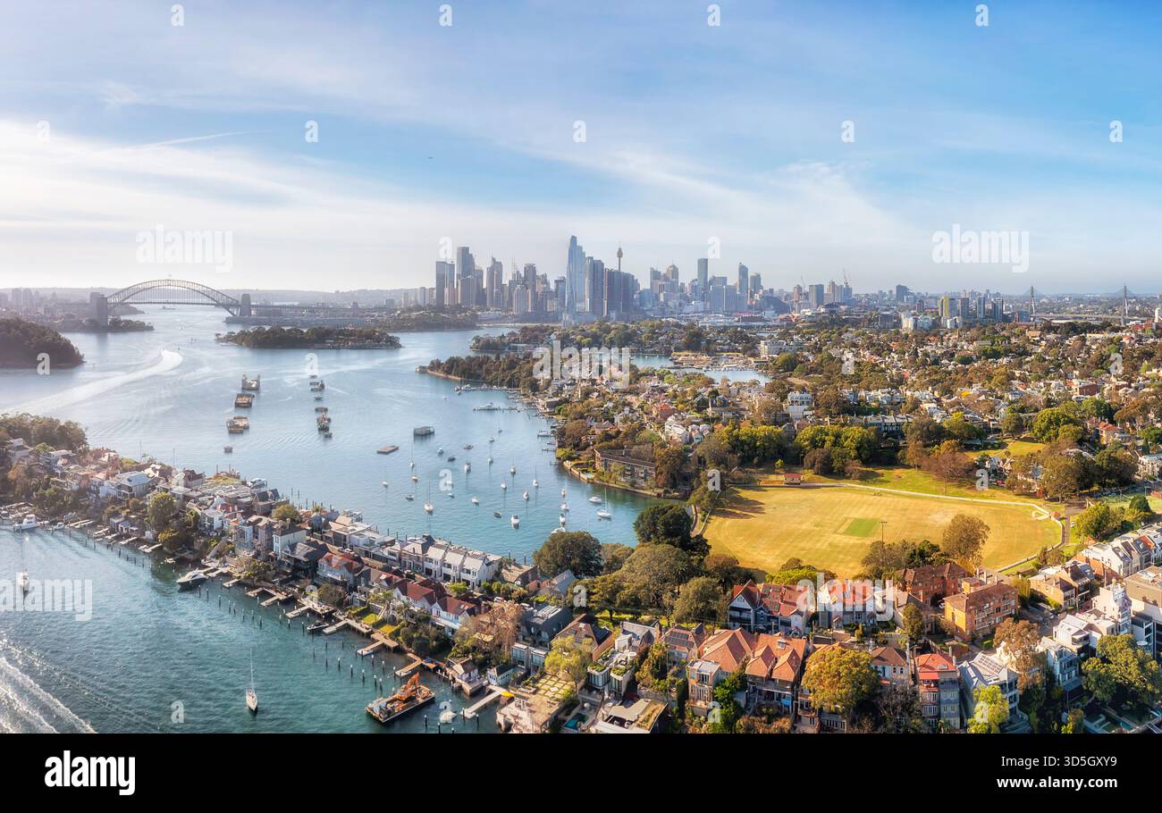 Nella parte interna della citta' Ovest della citta' di Sydney sobborghi brevi vedute aeree sul fiume Parramatta al Porto di Sydney e al lontano skyline del CBD della citta'. Foto Stock