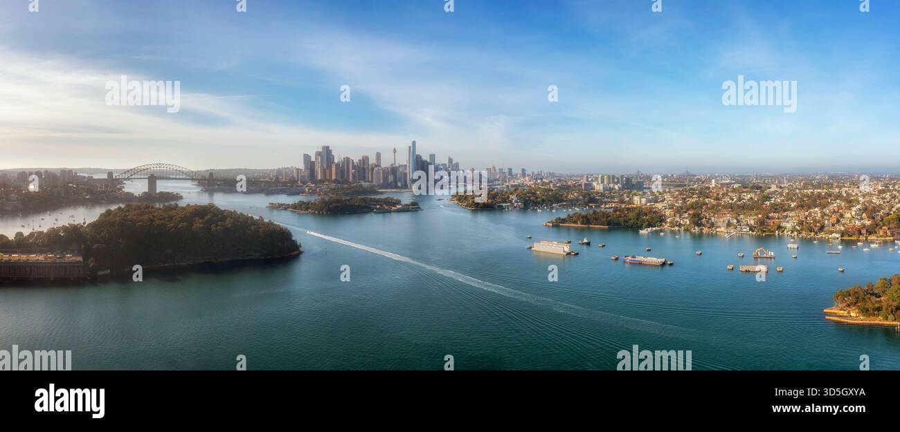 Panorama aereo dello skyline della città di Sydney sulle rive del porto di Sydney dai sobborghi dell'Inner West del fiume Parramatta alla luce soffusa del mattino. Foto Stock