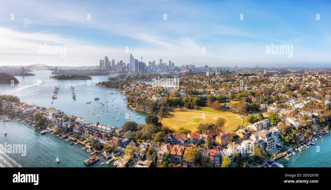Nella parte interna della città ovest, i sobborghi di Sydney offrono un panorama aereo sul fiume Parramatta fino al porto di Sydney e al lontano skyline del CBD della città. Foto Stock