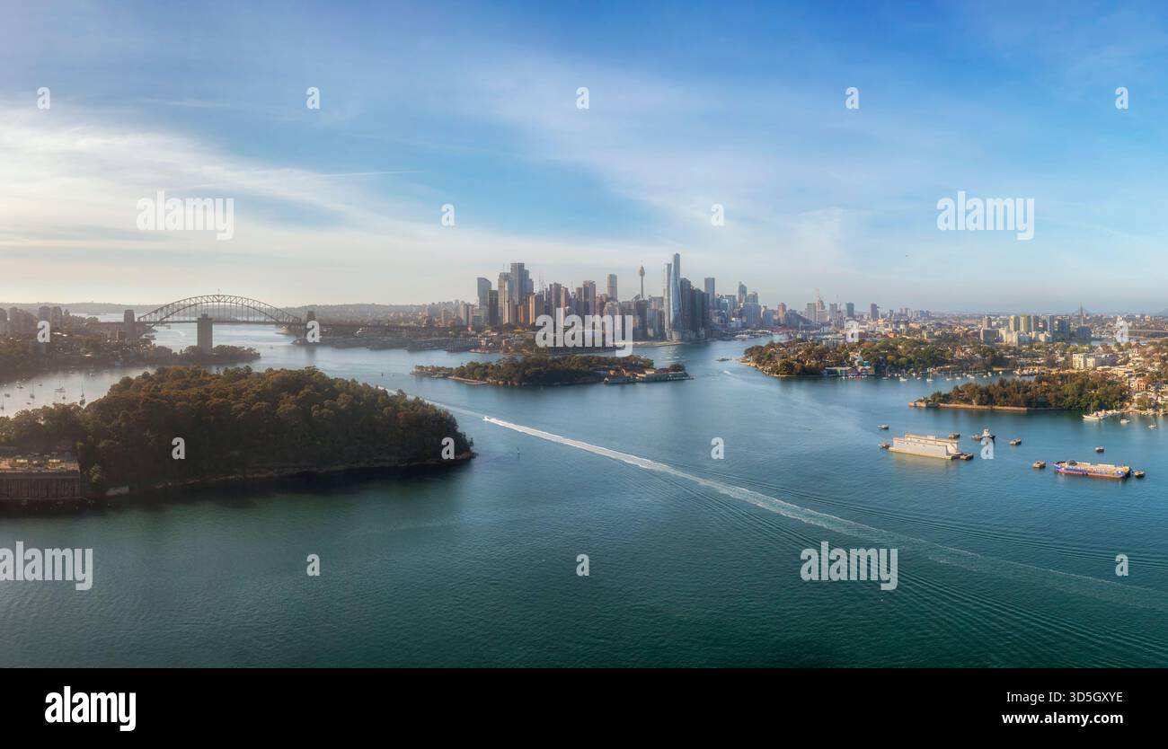 Panoramico panorama aereo urbano dello skyline della città di Sydney sulle rive del porto di Sydney dai sobborghi dell'Inner West del fiume Parramatta, soffusa luce mattutina. Foto Stock