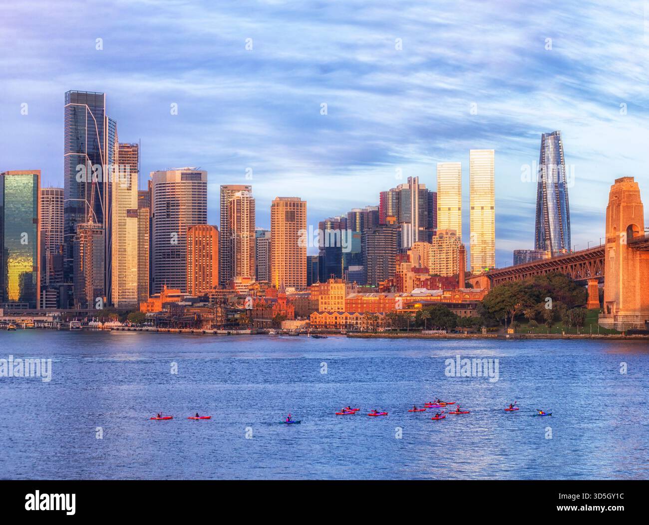 Persone attive che pagaiano in kayak sul porto di Sydney con vista sul lungomare del CBD della città, Circular Quay in Australia. Foto Stock