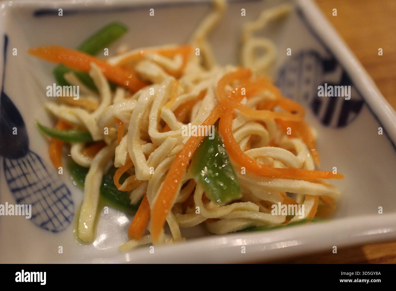 Cucina cinese: Insalata dougan (tofu secco) Foto Stock