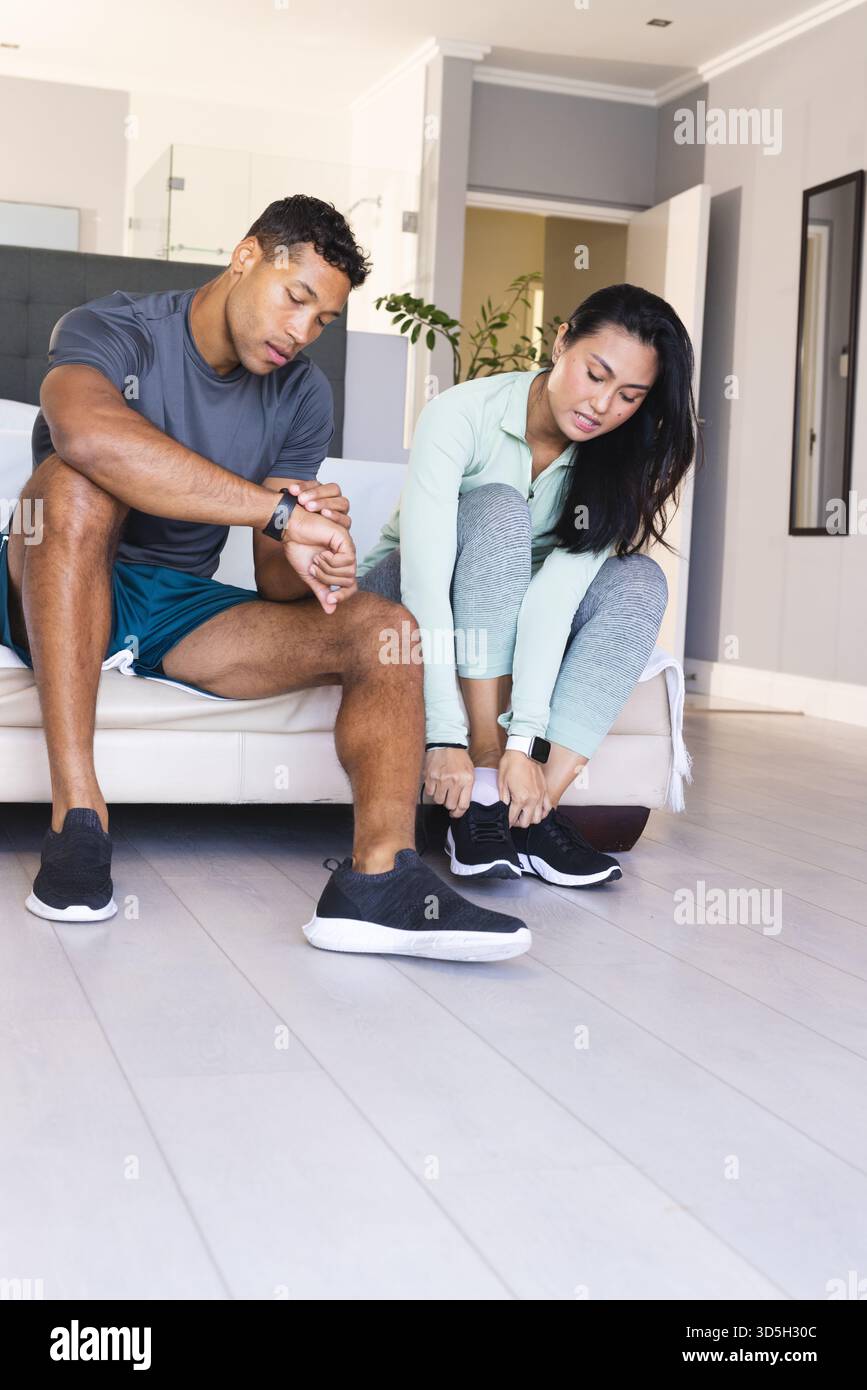 Coppia di scarpe da ginnastica sul divano, preparandosi per l'allenamento mattutino a casa Foto Stock
