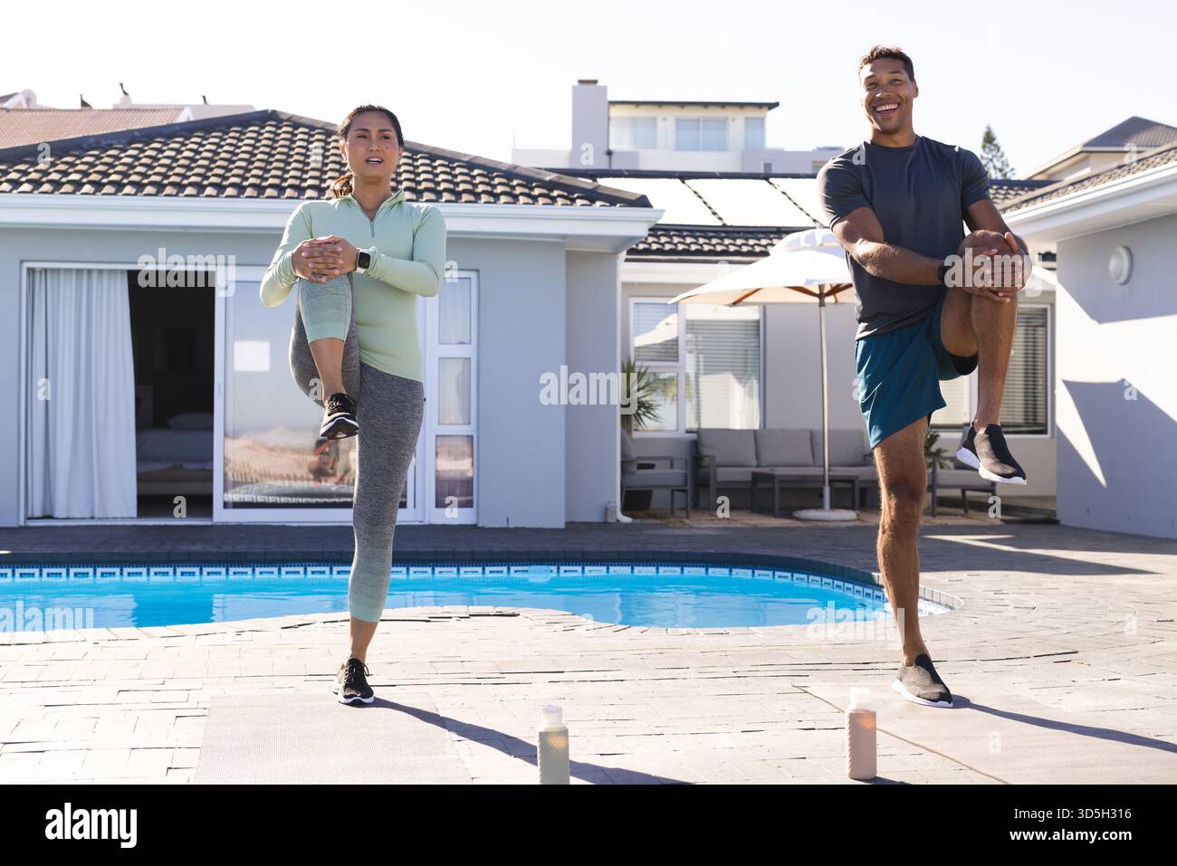 In coppia si allenano in piscina, si allungano le gambe e si allenano insieme Foto Stock