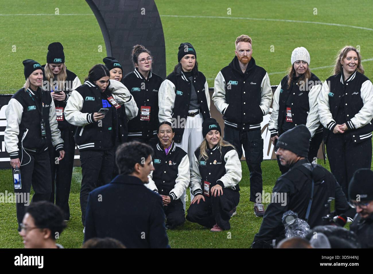 TORONTO, ONTARIO, CANADA - 15 NOVEMBRE 2025: Personale e personale della NSL, posa per una foto in campo dopo la partita al BMO Field. Foto Stock