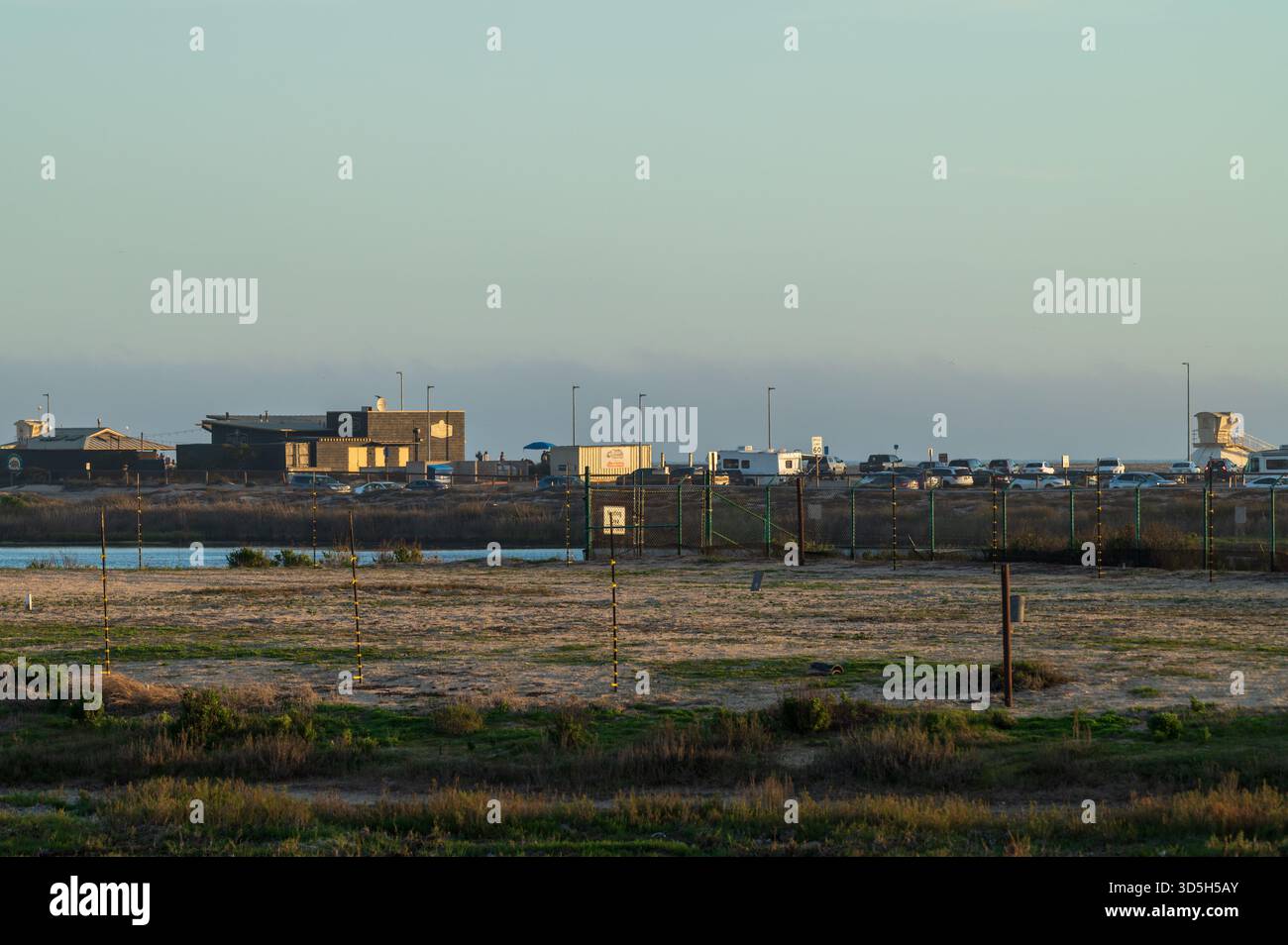 Vista al tramonto della riserva ecologica di Bolsa Chica con Bolsa Chica State Beach e parcheggio sullo sfondo, credito: Erik Morgan Foto Stock