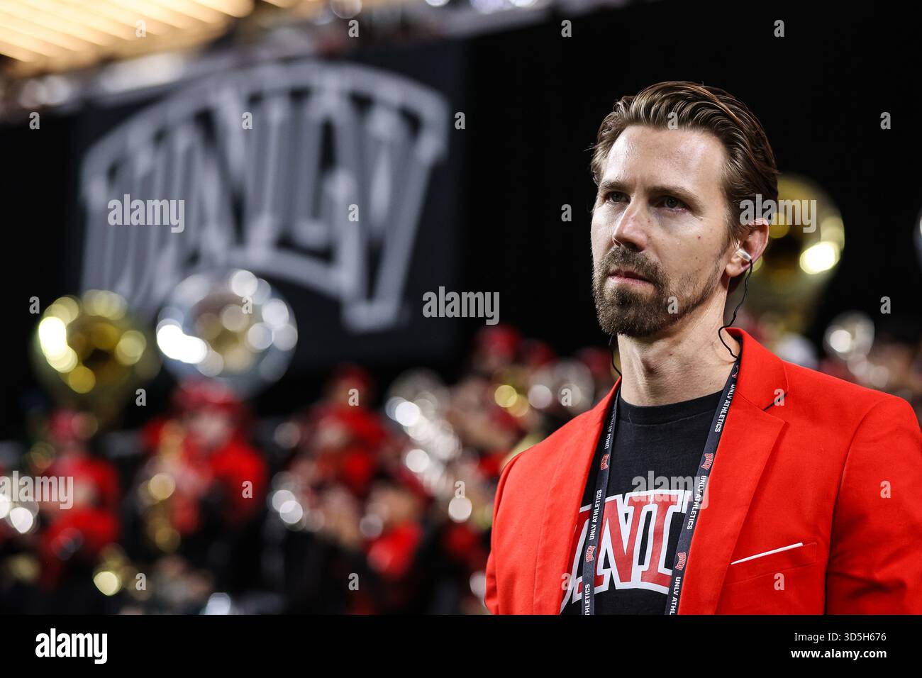 Las Vegas, Nevada, Stati Uniti. 15 novembre 2025. Il direttore della band dell'UNLV Rebels guarda verso il campo durante la prima metà della partita di football del college con gli Utah State Aggies e gli UNLV Rebels all'Allegiant Stadium di Las Vegas, Nevada. Christopher Trim/CSM/Alamy Live News Foto Stock
