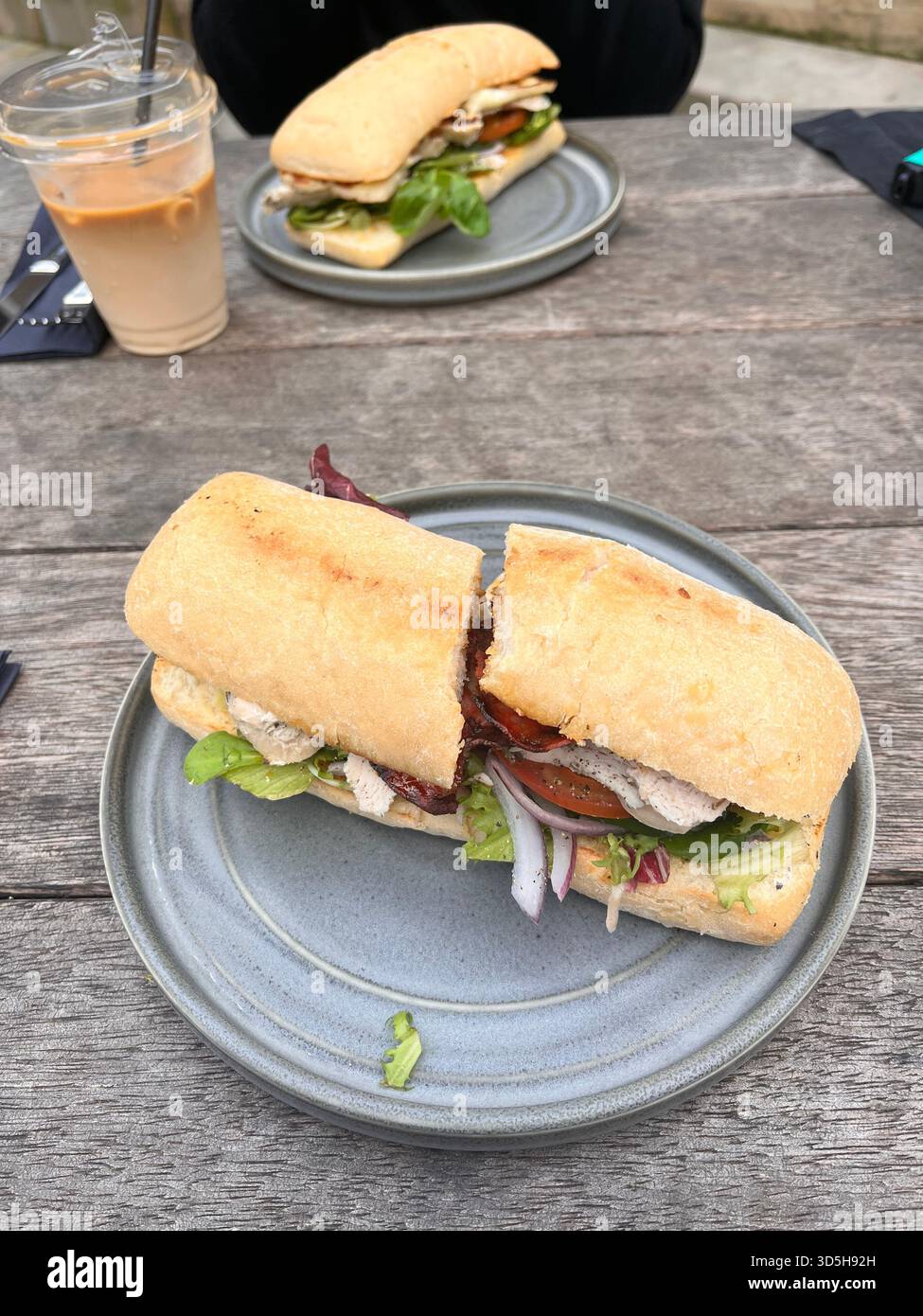 Panino con baguette appena fatto servito su un piatto all'aperto. Fotografia informale con luce naturale, fotografata a Hull, Inghilterra. Foto Stock