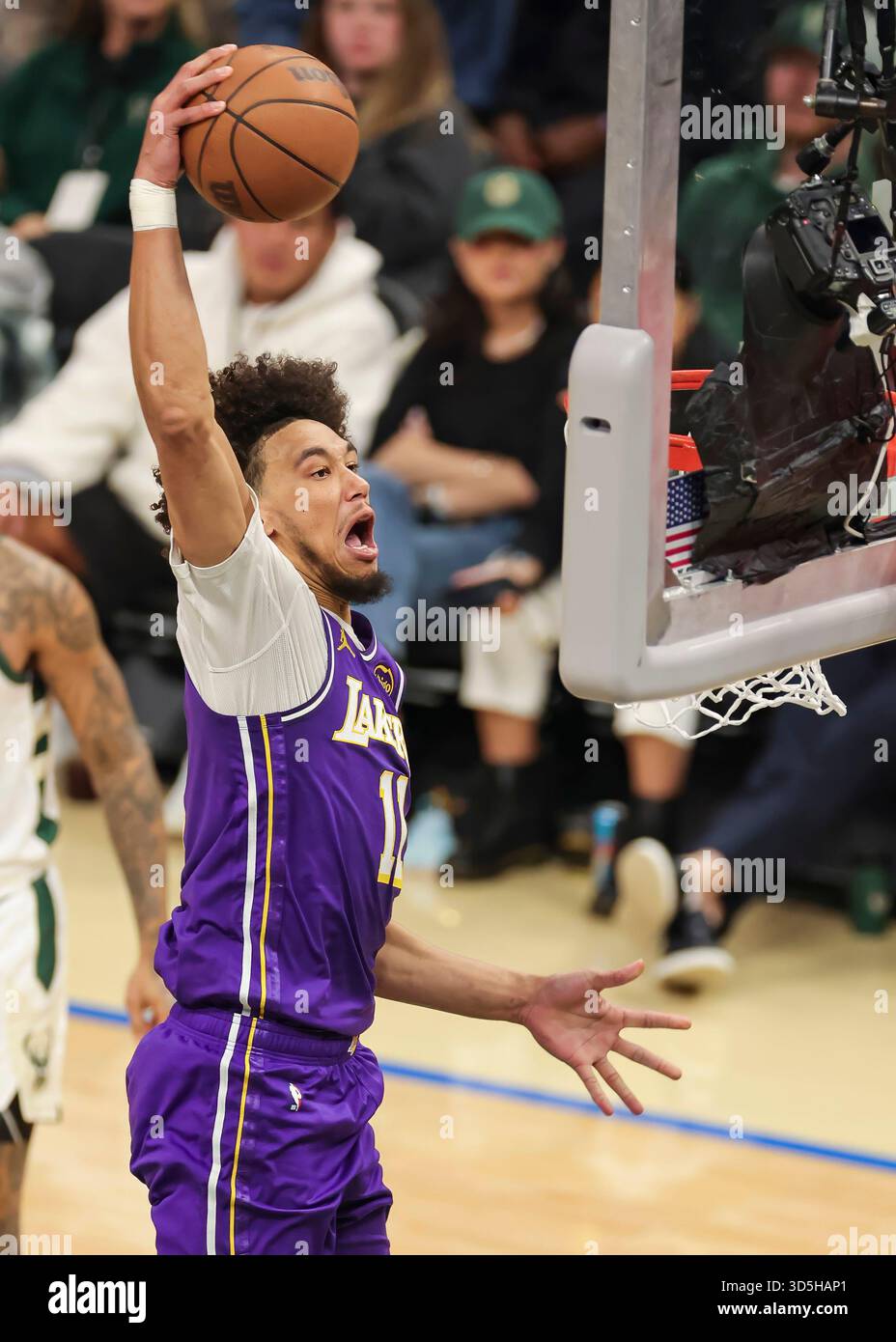 Milwaukee, Stati Uniti. 15 novembre 2025. Jaxson Hayes dei Los Angeles Lakers sfugge durante la partita di stagione regolare NBA 2025-2026 tra Milwaukee Bucks e Los Angeles Lakers a Milwaukee, negli Stati Uniti, il 15 novembre 2025. Crediti: Joel Lerner/Xinhua/Alamy Live News Foto Stock