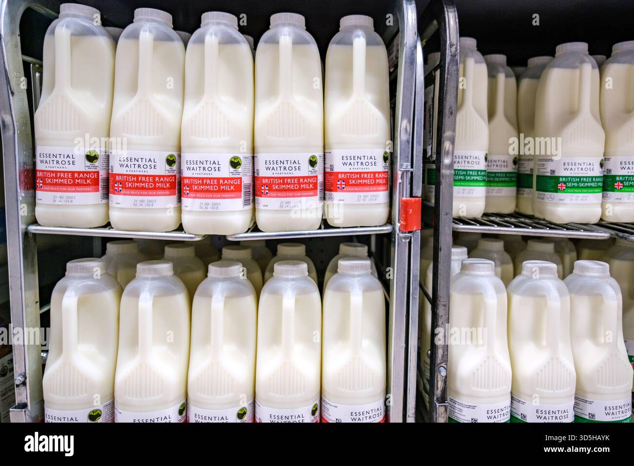 Londra Regno Unito, 15 novembre 2025, Selezione di latte fresco scremato e semi scremato Foto Stock