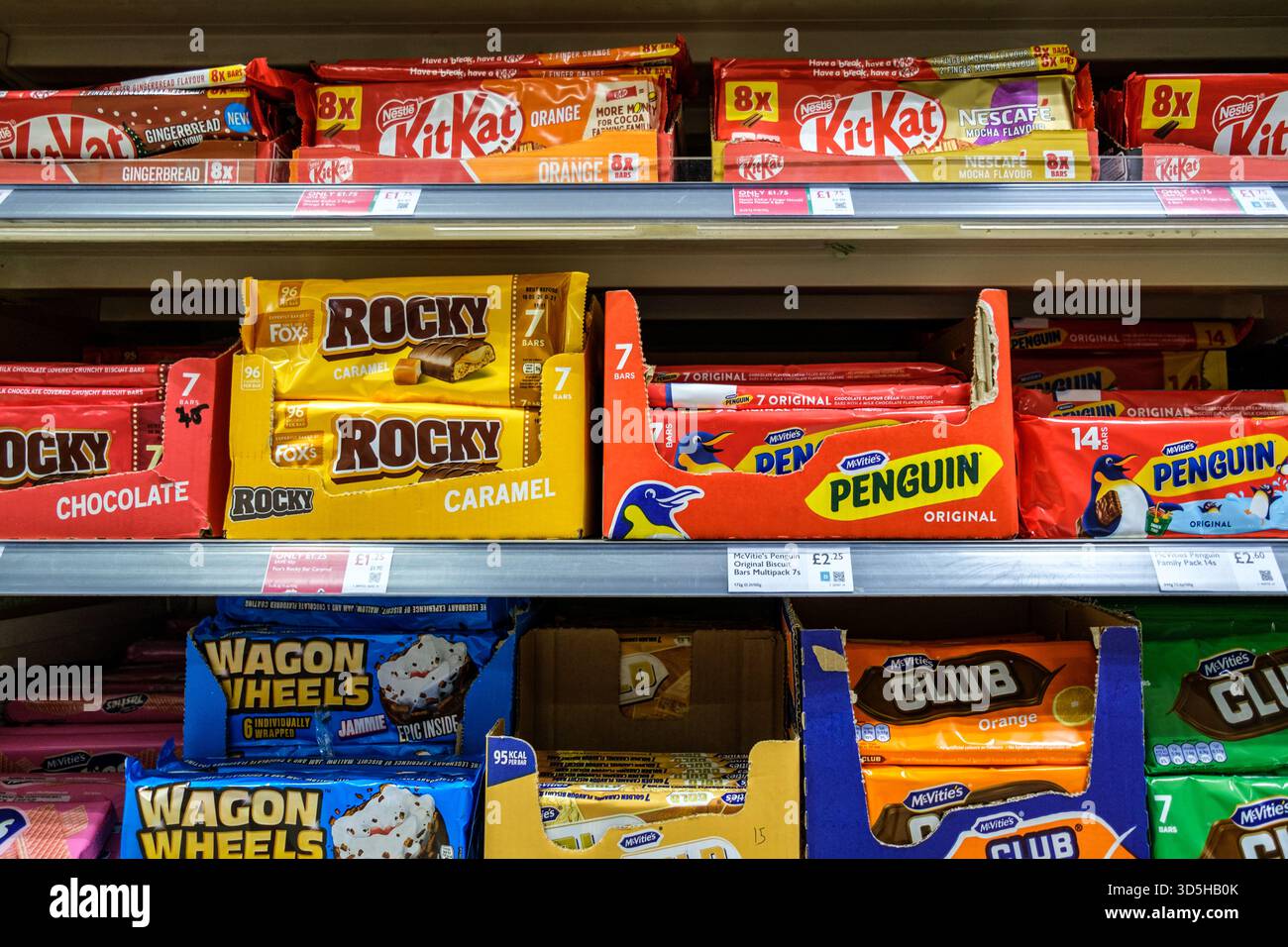 Londra Regno Unito, 15 novembre 2025, Selezione di famosi biscotti ricoperti o ricoperti di cioccolato Foto Stock