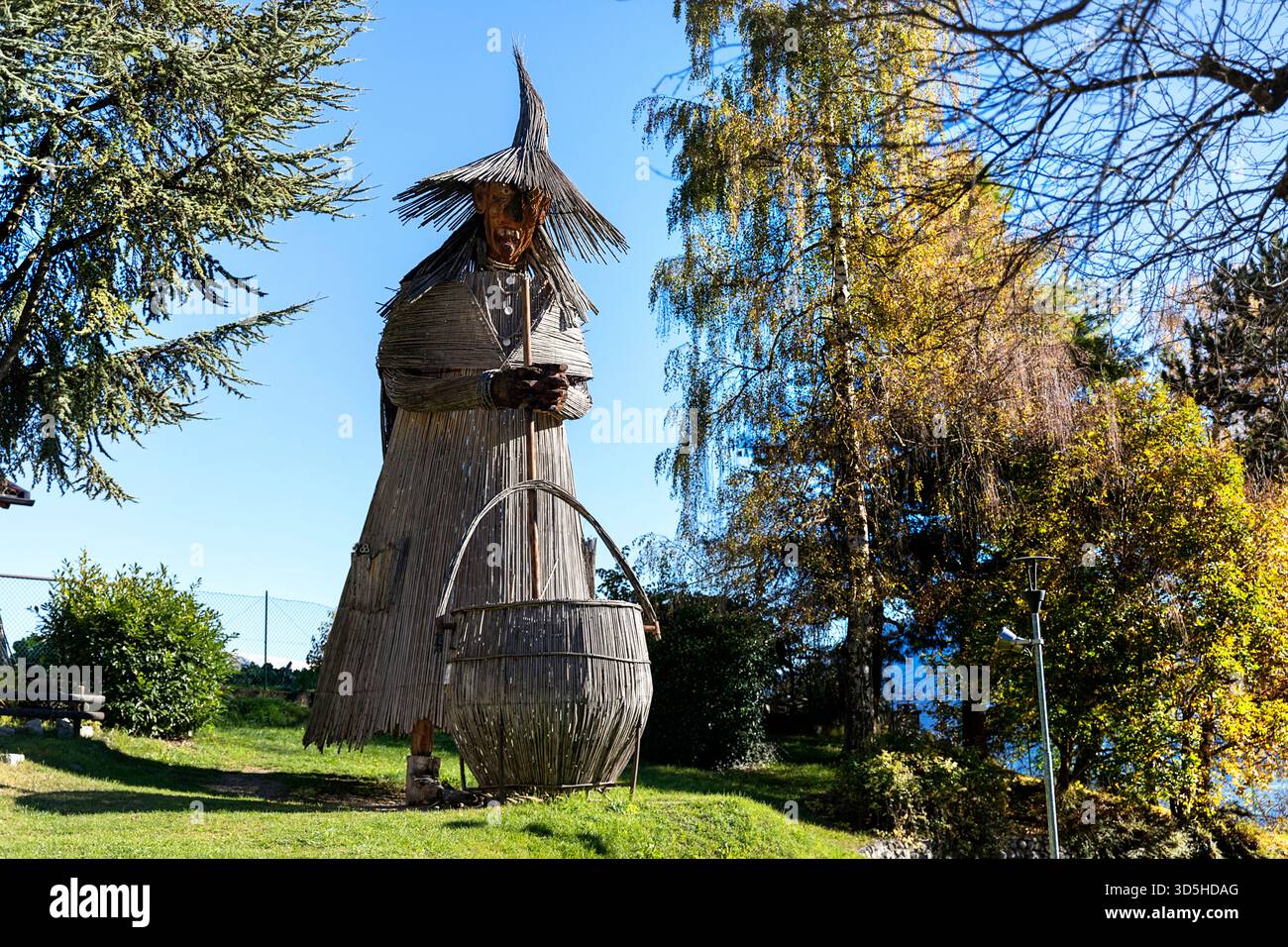 L'enorme statua lignea di una strega al rango, Trento, Trentino, Italia Foto Stock