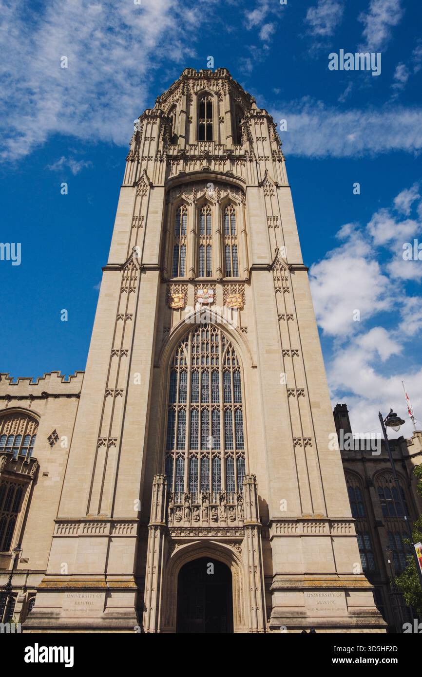 Bristol Regno Unito: 28 luglio 2025: Università di Bristol. Wills Memorial Building che mostra la bellezza architettonica dell'Università di Bristol sotto il sole Foto Stock