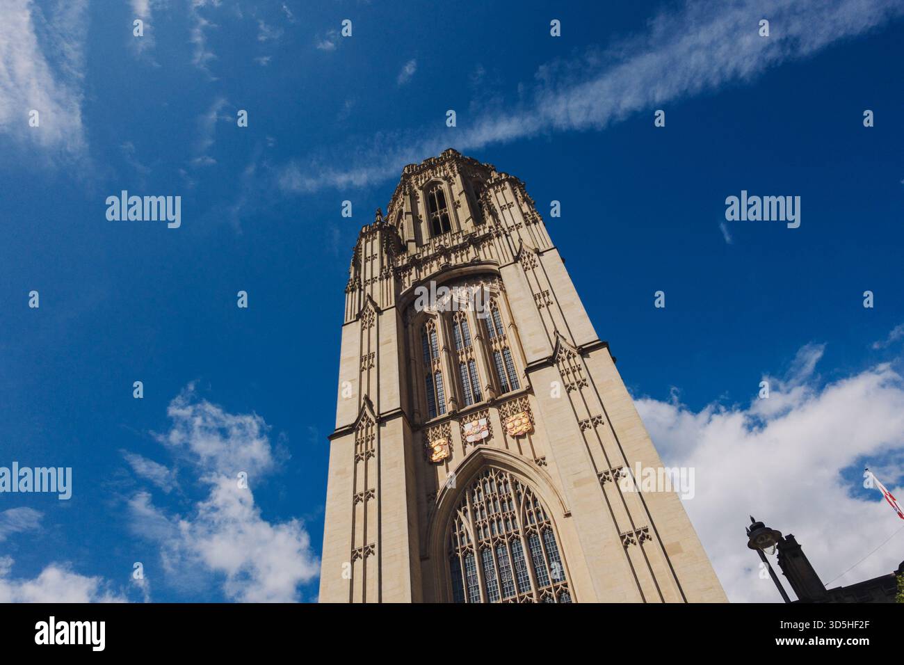 Bristol Regno Unito: 28 luglio 2025: Università di Bristol. Wills Memorial Building che mostra la bellezza architettonica dell'Università di Bristol sotto il sole Foto Stock
