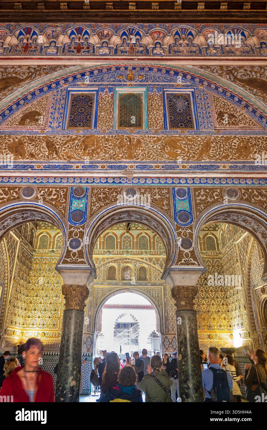 Sala Felipe II a soffitto nel Palazzo Mudejar con vista sulla sala degli ambasciatori nell'Alcazar reale di Siviglia a Siviglia, Andalusia, Spagna. Foto Stock